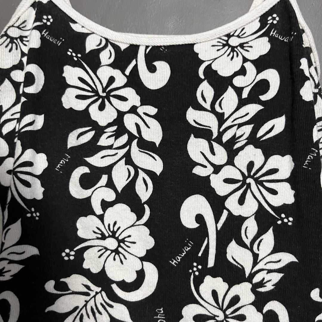 Maui Hawaii AOP Tank Top (Category: Sleeveless) located in Calauan. Submitted by randomthrift.womens (Listing ID 1468961594, Image 3). Description: .
