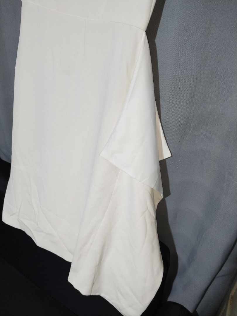 Max Mara White Dress (Category: Dresses) located in Taytay. Submitted by the_vtg_pop-up (Listing ID 1468970388, Image 2). Description: .
