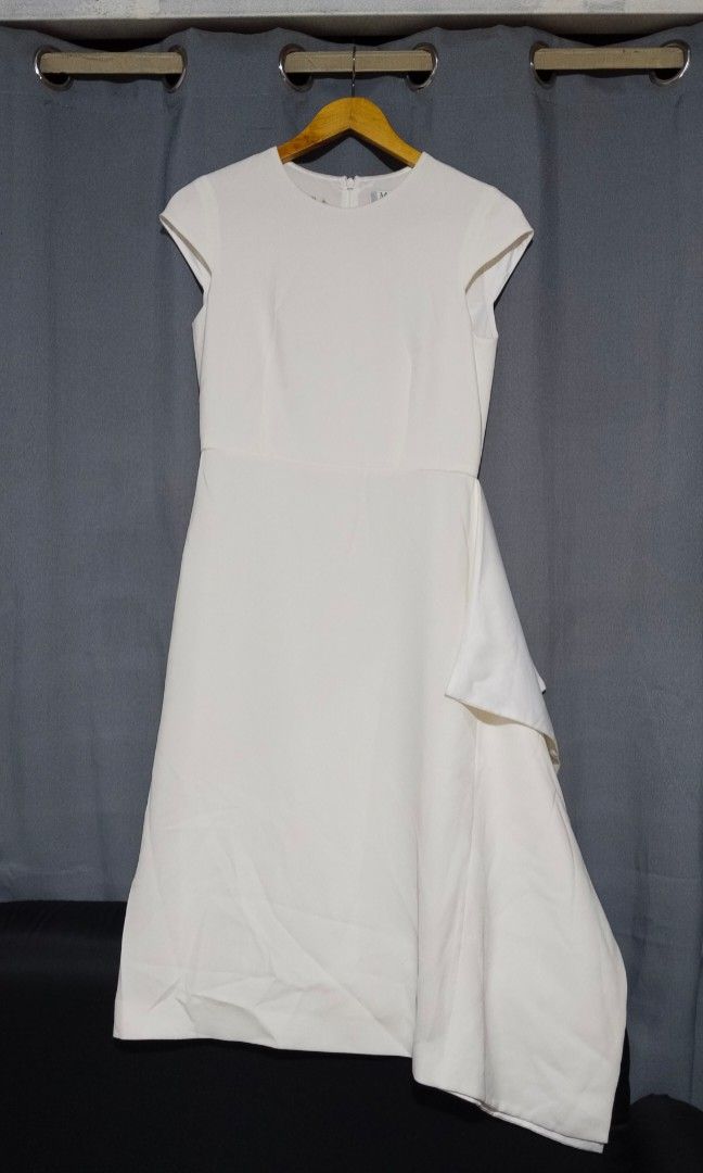 Max Mara White Dress (Category: Dresses) located in Taytay. Submitted by the_vtg_pop-up (Listing ID 1468970388, Image 1). Description: .