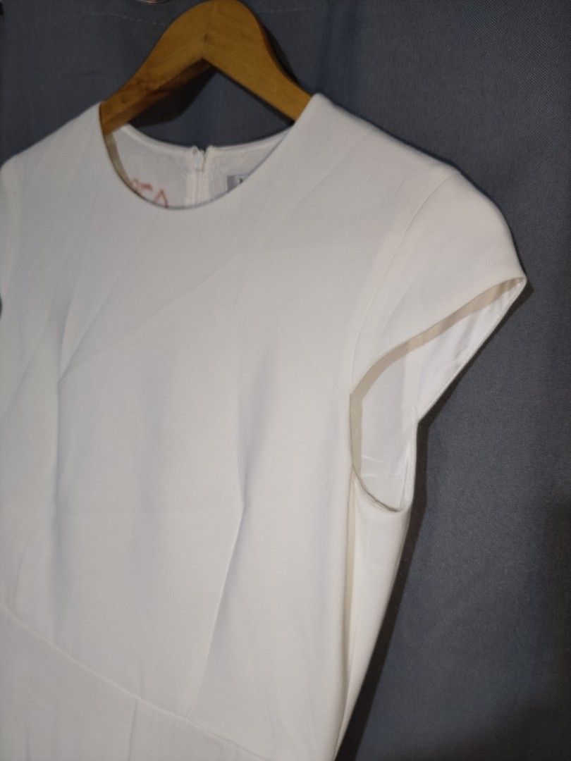 Max Mara White Dress (Category: Dresses) located in Taytay. Submitted by the_vtg_pop-up (Listing ID 1468970388, Image 3). Description: .