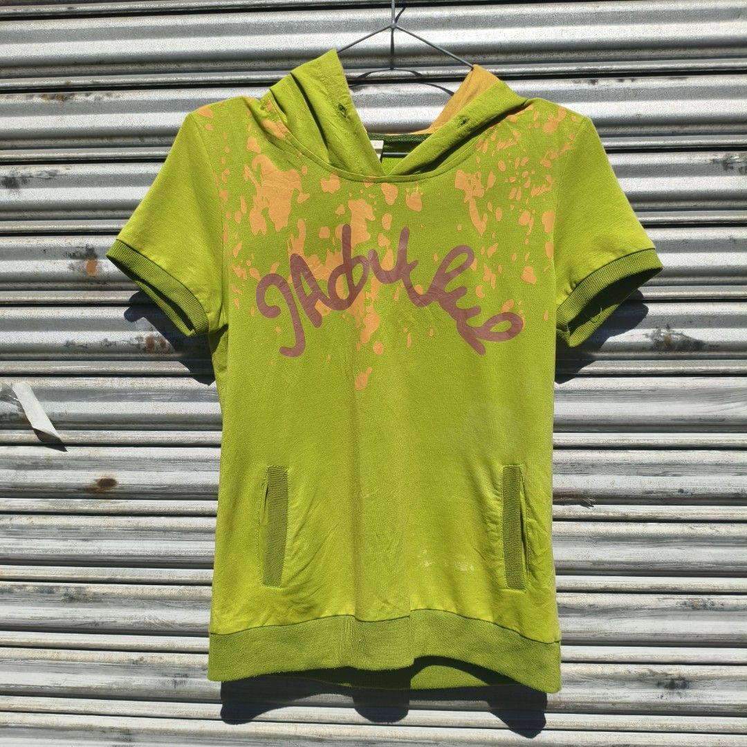 (medium) green printed hoodie tee v y2k (Category: Shirts) located in Lucena. Submitted by minryism (Listing ID 1468976964, Image 1). Description: green paint scatter hoodie cropped tee 💃💃 fits medium ladies 💪💪fits small men onli: 200 Length:22 in Width (pit to pit):17 in Shoulder:15 in Sleeves: 7 in Arm opening: 5 in qt color combo (will provide the lace brown/yellow for u) i think with a denim na flared luv it na tas slippers na may heels �