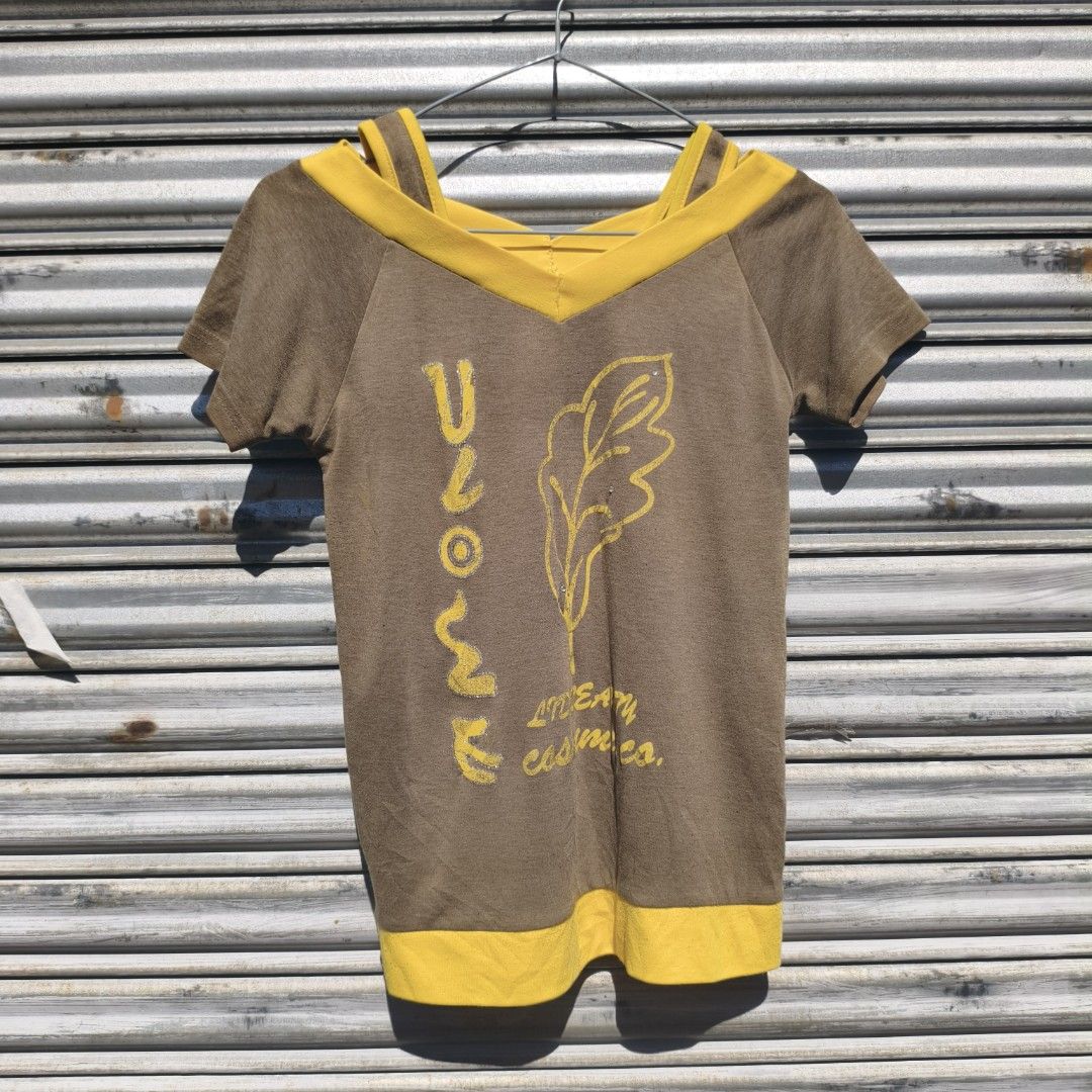 (medium) y2k brown and yellow tew (Category: Shirts) located in Lucena. Submitted by minryism (Listing ID 1468976724, Image 1). Description: yellow and brown tee 💃💃 fits medium ladies 💪💪fits xs men onli: 200 Length:22 in Width (pit to pit):16 in Shoulder:15 in Arm opening: 5 qt sya v time specific very movies noong 2004 ganun or wag nalang? i think na alter na sya before with the evidence i collected within my line of botty hole? (see pic no.