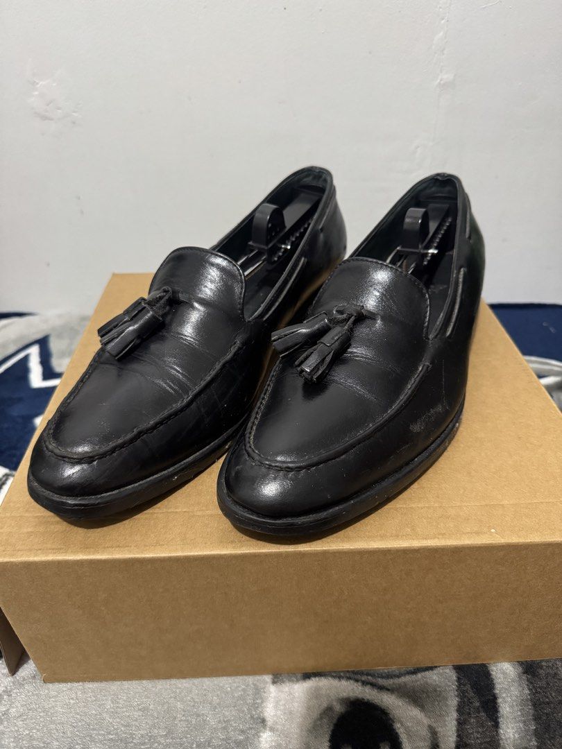Men’s Wooden Sole Loafers from Alta PH. (Category: Dress Shoes) located in Valenzuela. Submitted by lordskie (Listing ID 1469011521, Image 3). Description: • Selling this Wooden Sole from Alta PH. (Bought it around Feb this year ata just to used for my job interviews.) • Used •Size 12 • Has issue but not hindi super halata (nasa photo) No box na, natapon ko na. Reason for selling: Not a fan of this kind of shoes. Tawad lang kayo. Yung maka totoha