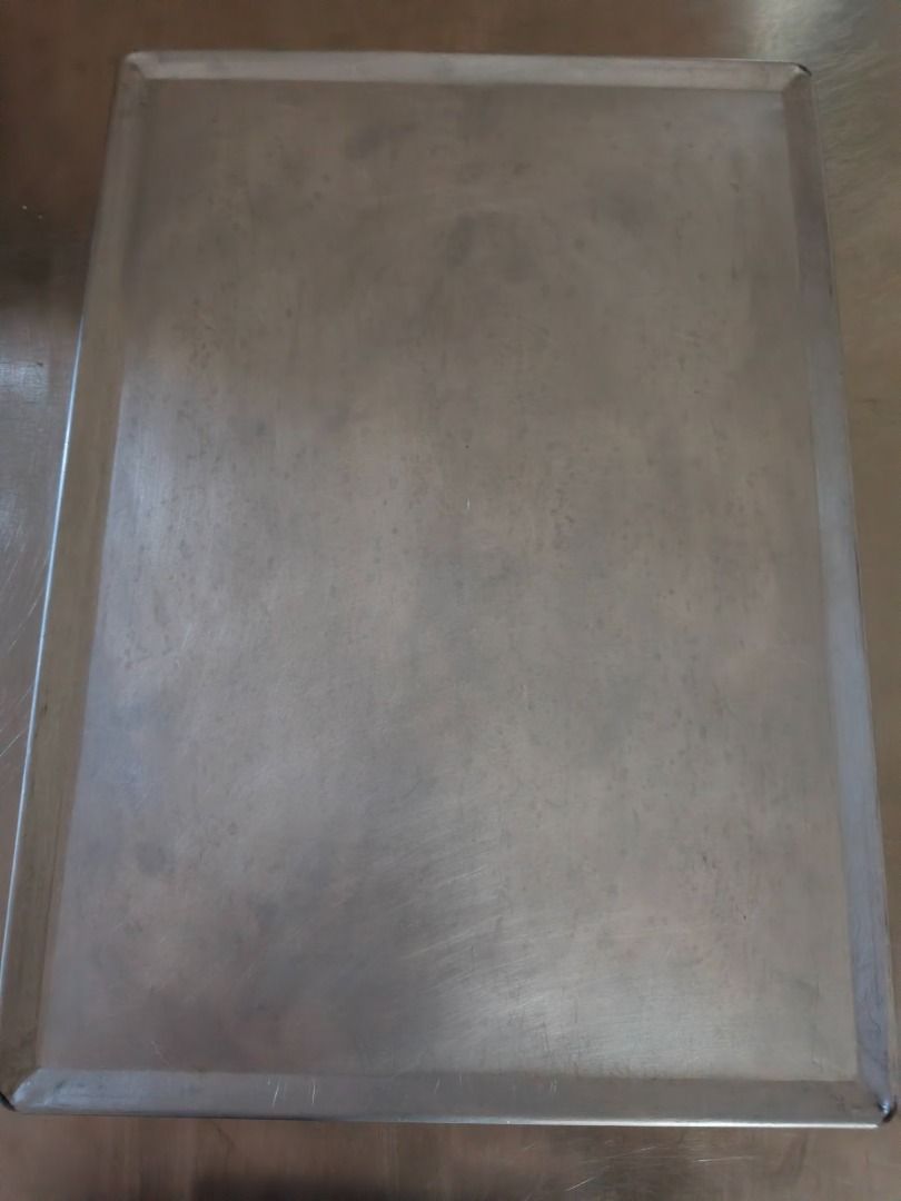 Metal Baking Sheet Oven Tray (Category: Bakeware) located in Calamba. Submitted by scarlette7 (Listing ID 1468933299, Image 1). Description: - Durable rectangular metal baking tray with raised edges all around - Versatile sheet pan ideal for roasting vegetables, baking cookies, and more - Solid construction handles high oven temperatures with ease - Shows normal surface marks and discoloration from past baking, but fully cleaned and ready to use.