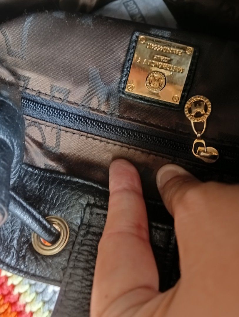 Metro City Bucket Quilted (Category: Shoulder Bags) located in Rizal. Submitted by timeless_shop (Listing ID 1468950114, Image 3). Description: 🔥 ORIGINAL METRO CITY Black Quilted Leather Bucket Bag - Gold Hardware ✨ 📏 Size: Small - Bucket / Drawstring Type 📏 Height: 7 inches 📏 Width: 6.5 inches lay flat 🎨 Color: Black - buo pa kulay! ✂️ Style: Quilted Diamond Stitch - Drawstring Bucket + Top Handle 💯 Good Condition: 9.5/10 - No bakbak, no 