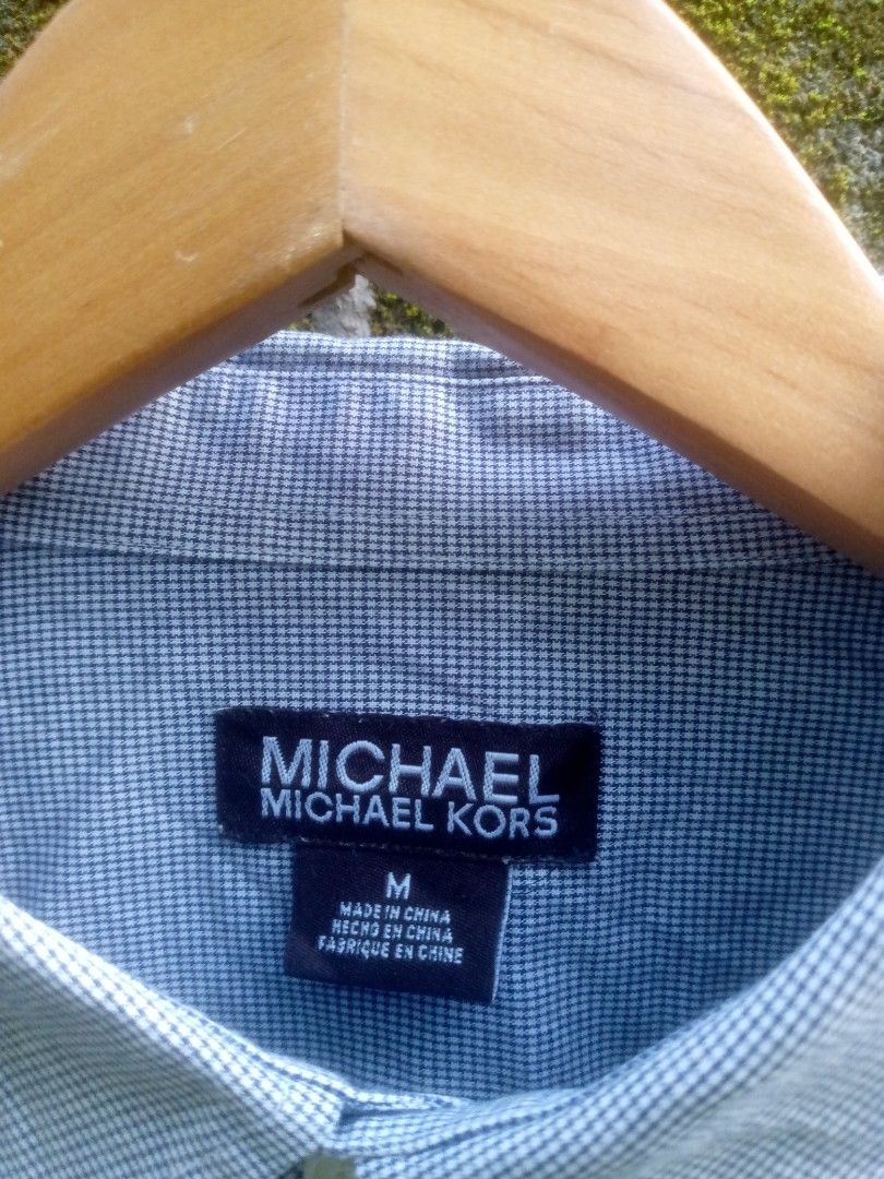 Michael Kores Men's Houndstooth Button-Up Shirt Medium (Category: Tshirts & Polo Shirts ) located in Montevista. Submitted by johnboniel (Listing ID 1469161584, Image 2). Description: - Excellent Condition/like new - M on tag - Color rate: 9.5/10 - Dimes: 21.5x29 - Brand: Michael Kors - Style: Long-sleeve button-up shirt with dual front chest pockets - Pattern: Classic grey and white houndstooth - Size: Medium - Material: 100% cotton (Made in Chi