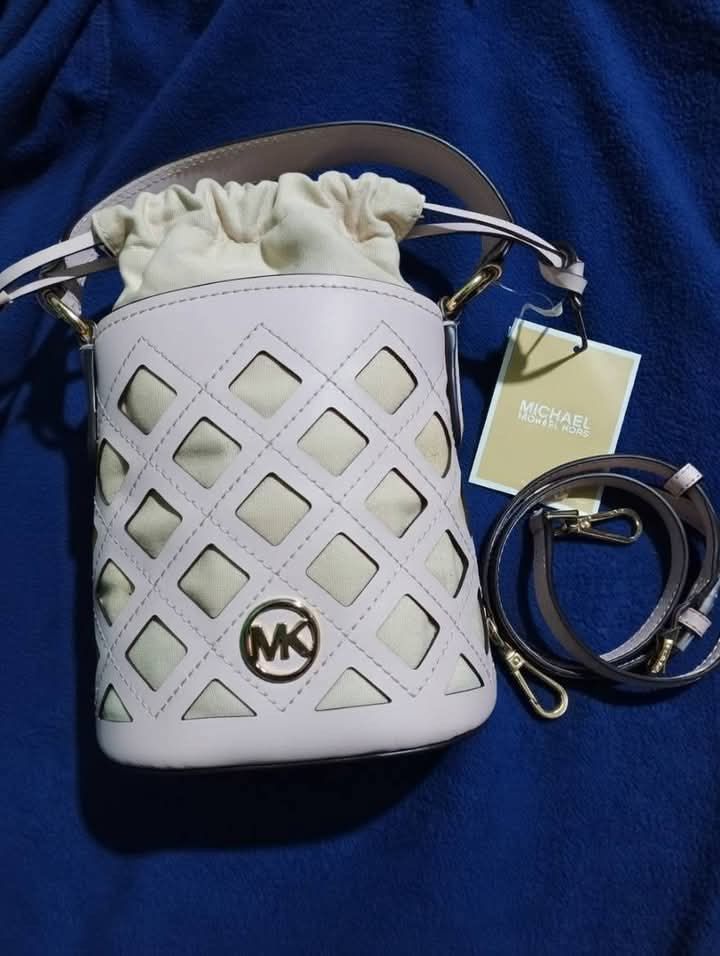 Michael Kors Aidy Small Bucket Bag (Category: Cross-body Bags) located in Cebu City. Submitted by sassychickscloset (Listing ID 1468956082, Image 2). Description: Guaranteed Original Michael Kors Aidy Small Bucket Bag ✔️ Like new with tag ✔️ Onhand & ready to ship ✔️ Guaranteed authentic ✔️ Comes with adjustable strap ✔️ Flaws: Light yellowish color on some tiny areas of the inside canvass, washable though ✔️ Lightweight yet spacious for your ess