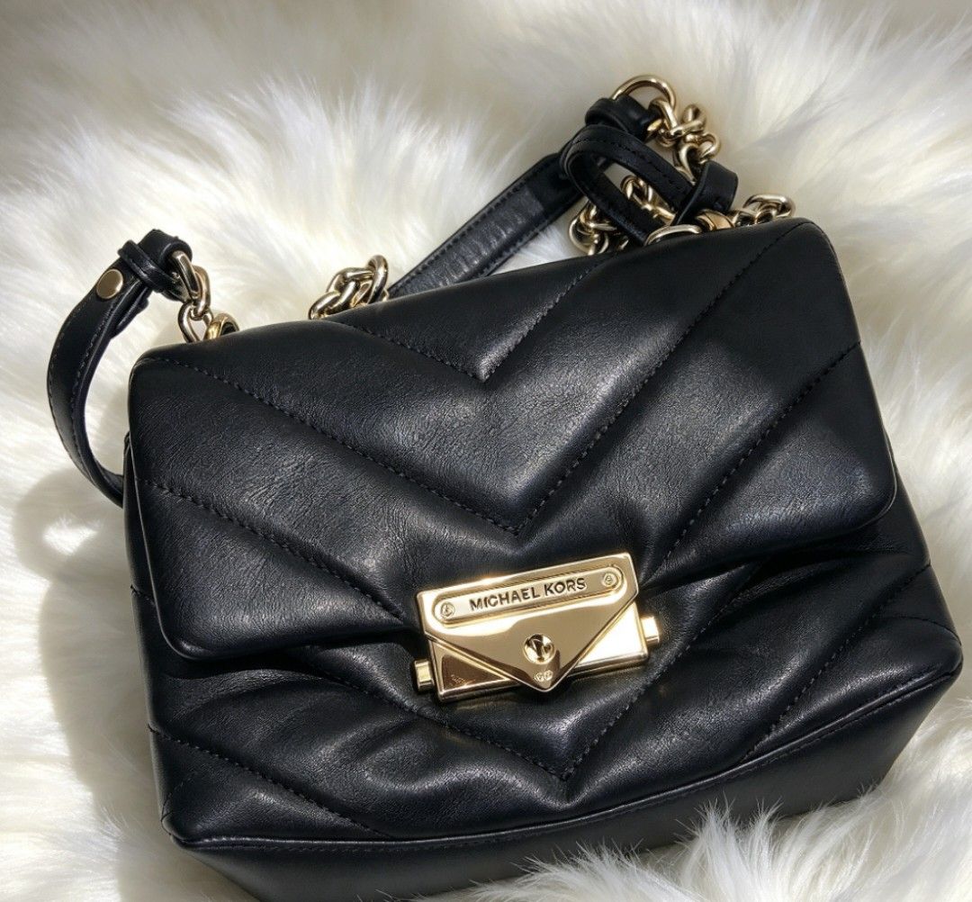 Michael kors bag (Category: Cross-body Bags) located in Iloilo. Submitted by khonz (Listing ID 1468969224, Image 1). Description: no flaw fr u s box.