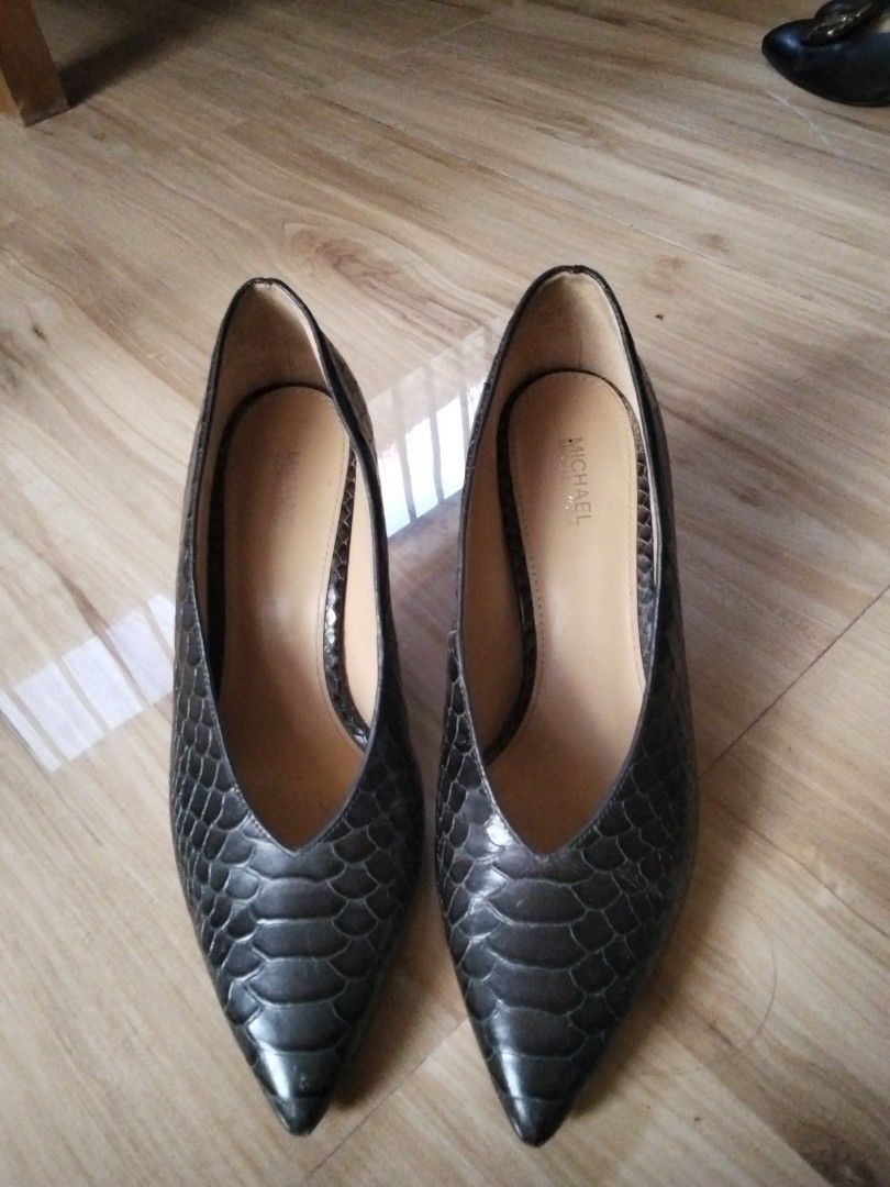 Michael Kors Lizzy embossed leather charcoal pump (Category: Heels) located in Calasiao. Submitted by alluringvenus.thriftshop (Listing ID 1469015243, Image 1). Description: very good condition from USA balik bayan box.