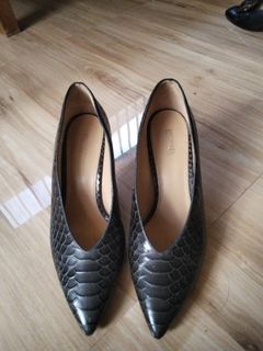 (Category: ) located in . Submitted by alluringvenus.thriftshop (Listing ID 1469015243, Image 1). Description: .