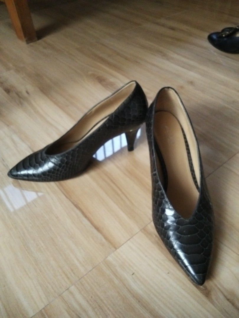 Michael Kors Lizzy embossed leather charcoal pump (Category: Heels) located in Calasiao. Submitted by alluringvenus.thriftshop (Listing ID 1469015243, Image 2). Description: very good condition from USA balik bayan box.