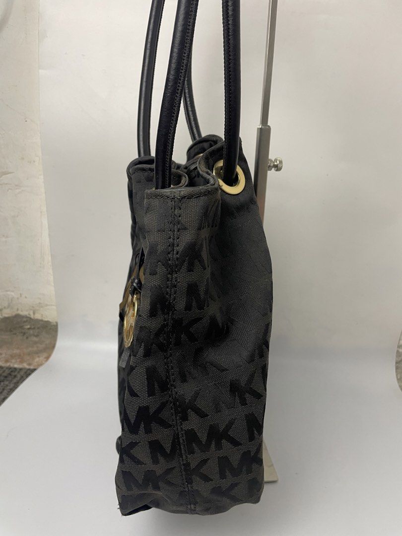 Michael Kors MK Signature Ring Tote (Category: Tote Bags) located in Manila. Submitted by rdtp2 (Listing ID 1469103188, Image 3). Description: issue may mga fade na part .