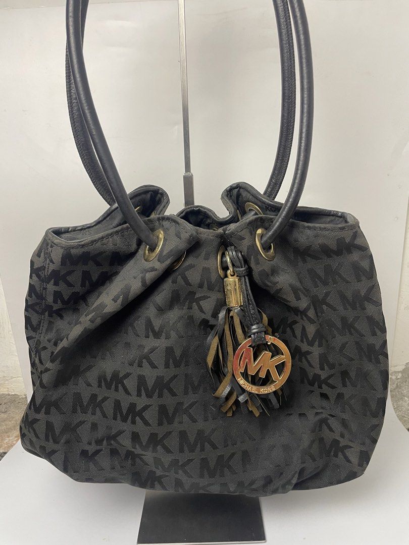 Michael Kors MK Signature Ring Tote (Category: Tote Bags) located in Manila. Submitted by rdtp2 (Listing ID 1469103188, Image 2). Description: issue may mga fade na part .
