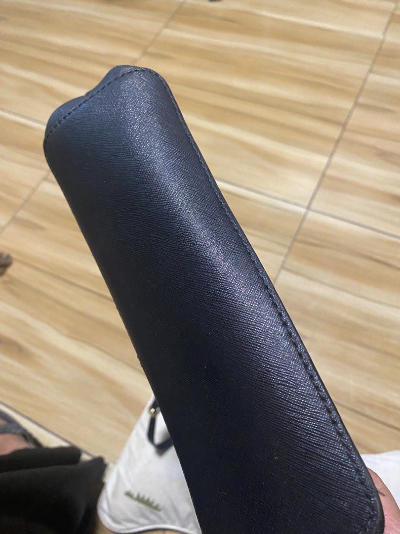 Michael Kors sling bag (Category: Cross-body Bags) located in Cabanatuan. Submitted by prelovedbycheesekeyk (Listing ID 1468953021, Image 3). Description: Good used Og po No flaws Sign of usage .