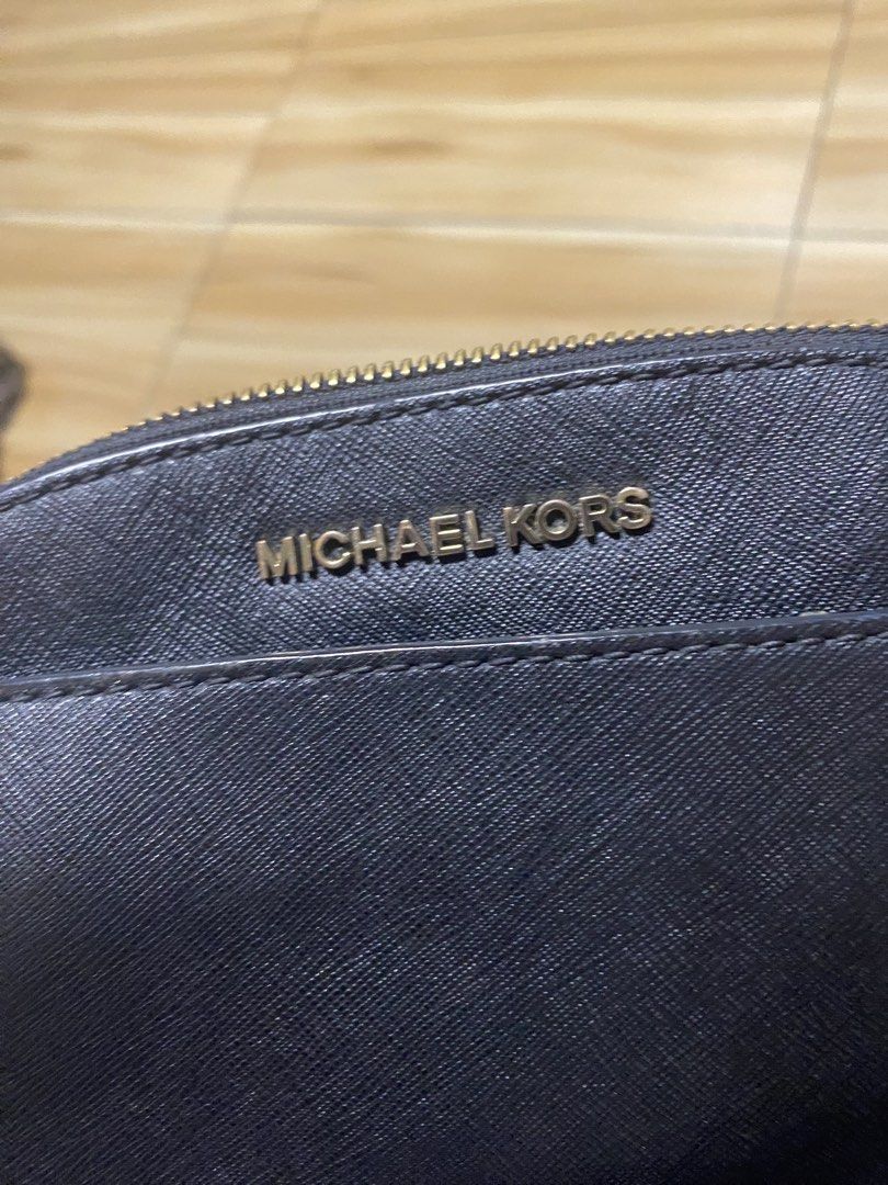 Michael Kors sling bag (Category: Cross-body Bags) located in Cabanatuan. Submitted by prelovedbycheesekeyk (Listing ID 1468953021, Image 2). Description: Good used Og po No flaws Sign of usage .
