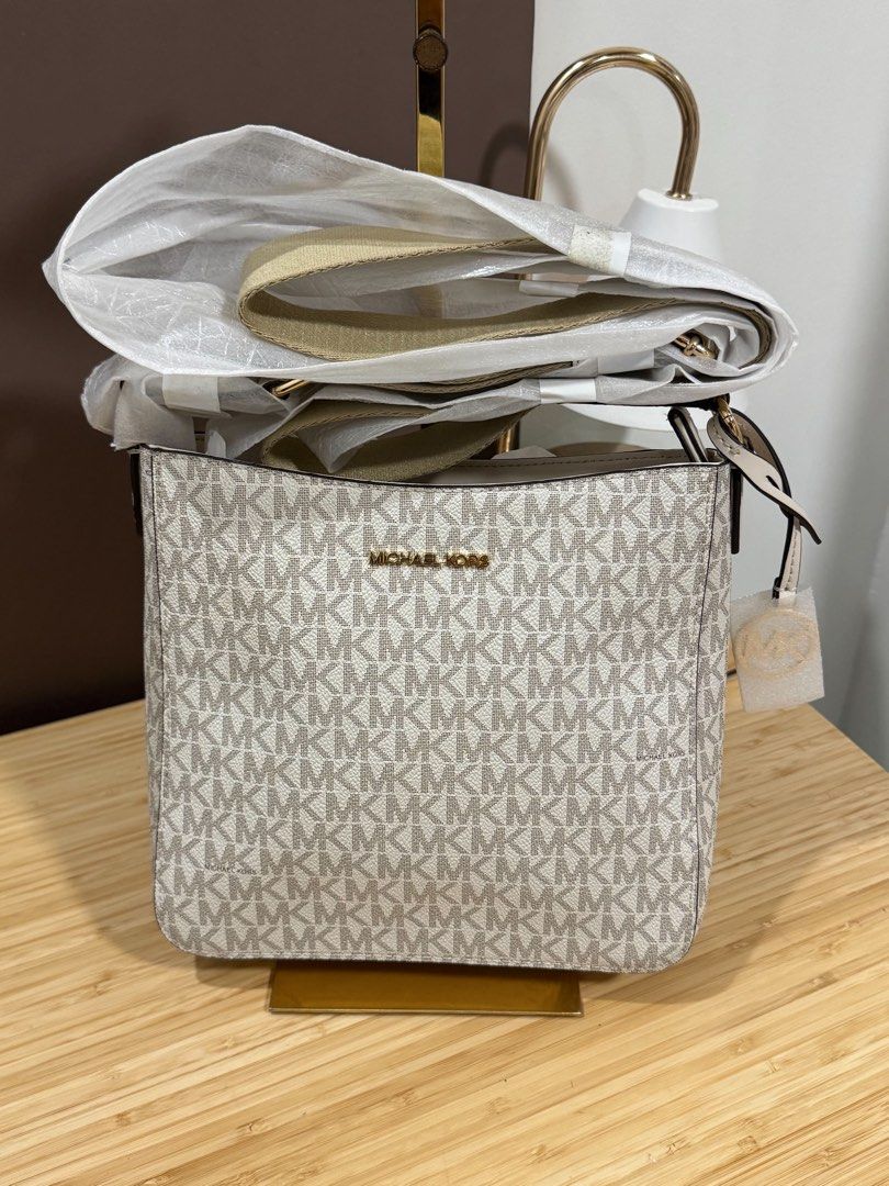 michael kors sling bag (Category: Luxury Bags & Wallets) located in Gapan. Submitted by anneelisse (Listing ID 1469031387, Image 3). Description: brandnew sling bag with tag,cc fb page: Elisha’s Mix branded Items loc: Gapan Nueva ecija.