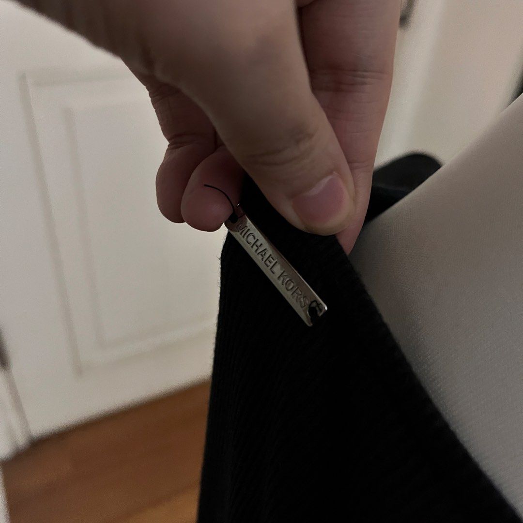 Michael Kors top (Category: Luxury Apparel) located in Muntinlupa City. Submitted by on.repeeat (Listing ID 1469053880, Image 3). Description: Michael kors black top Small to medium size Best fit medium No issue.