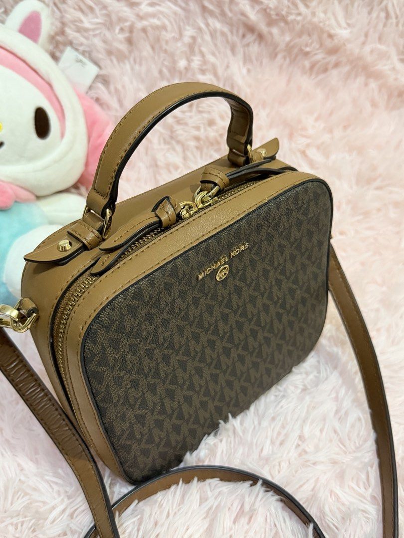 Michael Kors Vanity Bag (Category: Cross-body Bags) located in Cebu City. Submitted by sassychickscloset (Listing ID 1468962465, Image 3). Description: ✨ 100% Guaranteed Authentic ✨ Personal preloved ✨ No flaws ✨ Very well taken care of and still looks beautiful. 📍Onhand – Tabunok, Talisay City, Cebu ✅ Meet-up available ✅ COD via Maxim ✅ Nationwide shipping ✅ Layaway accepted (DP required) 🏷️ ₱4,500 negotiable for sure buyers I don’t usually le