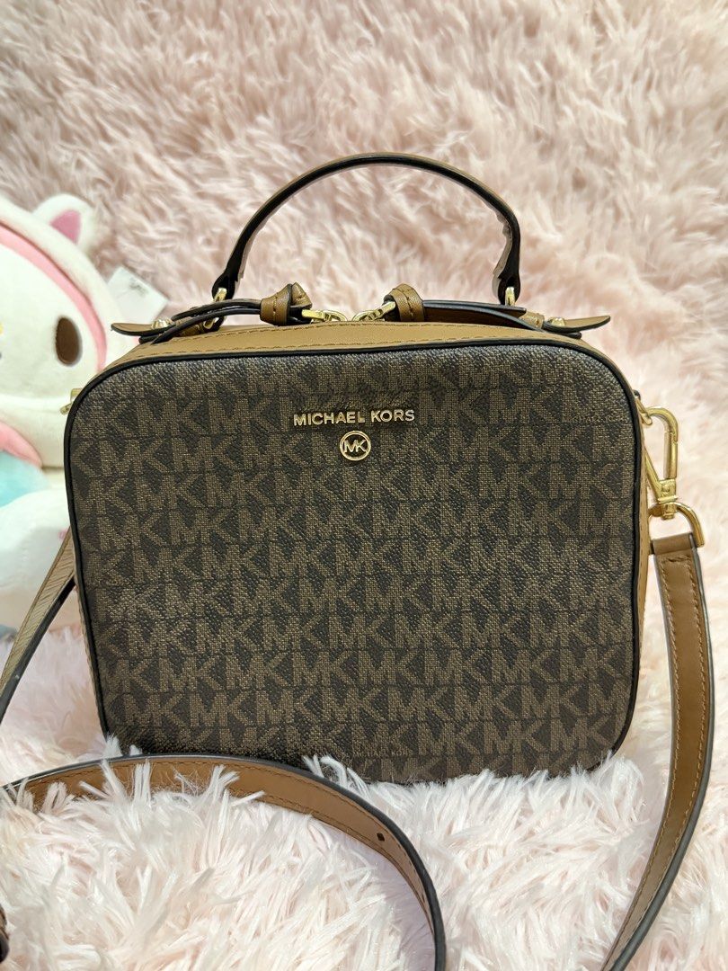 Michael Kors Vanity Bag (Category: Cross-body Bags) located in Cebu City. Submitted by sassychickscloset (Listing ID 1468962465, Image 2). Description: ✨ 100% Guaranteed Authentic ✨ Personal preloved ✨ No flaws ✨ Very well taken care of and still looks beautiful. 📍Onhand – Tabunok, Talisay City, Cebu ✅ Meet-up available ✅ COD via Maxim ✅ Nationwide shipping ✅ Layaway accepted (DP required) 🏷️ ₱4,500 negotiable for sure buyers I don’t usually le