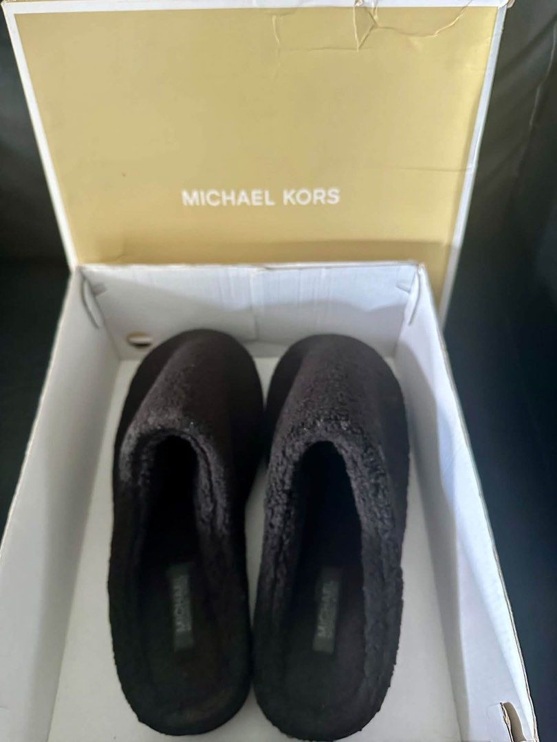 Micheal Kors (Category: Slippers & Slides) located in Cordova. Submitted by thrifttripbyreg (Listing ID 1469066627, Image 1). Description: Micheal Kors Faux Fur Slide Slippers.