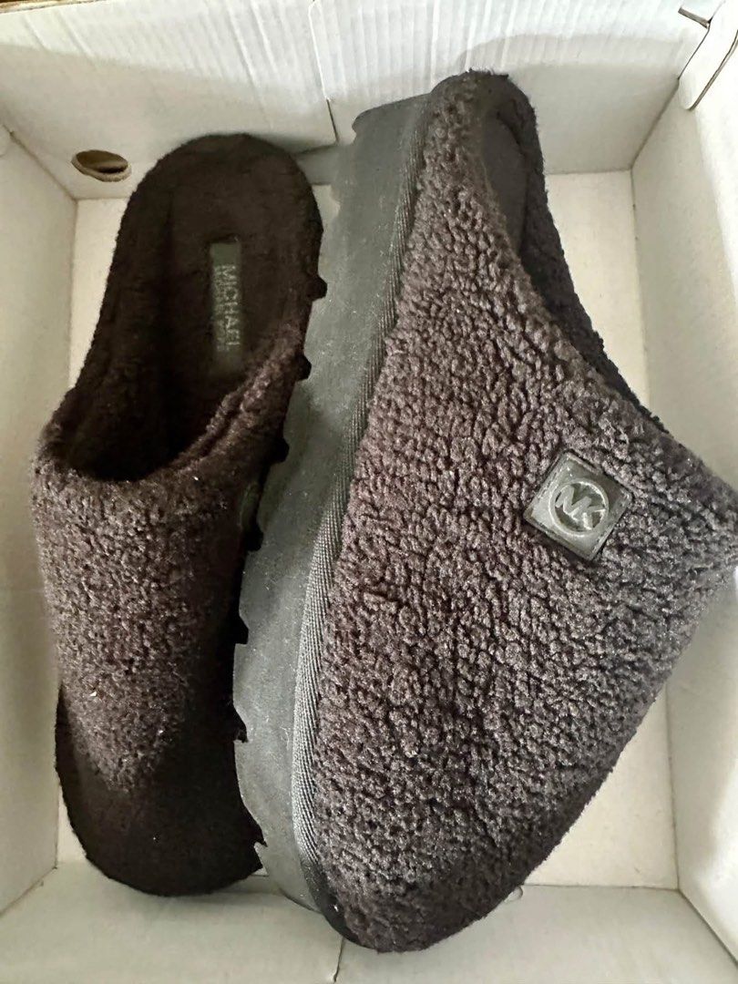 Micheal Kors (Category: Slippers & Slides) located in Cordova. Submitted by thrifttripbyreg (Listing ID 1469066627, Image 2). Description: Micheal Kors Faux Fur Slide Slippers.