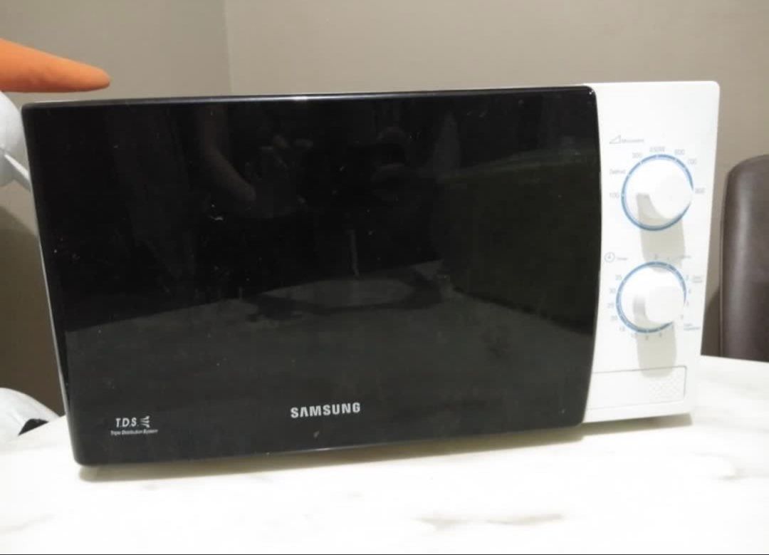 Microwave Oven (Category: Ovens & Toasters) located in Las Pinas. Submitted by stockholm05 (Listing ID 1468990266, Image 3). Description: 🔥 FOR SALE: Samsung Microwave Oven 🔥 ✨ Clean • Fully Functional • Ready to Use! ✨ Looking for a reliable microwave? This Samsung Microwave Oven is perfect for reheating meals, defrosting, and everyday cooking. ✅ 100% Working Condition ✅ Clean Inside & Out ✅ Glass Turntable Included ✅ Easy-to-Use Manual Contro