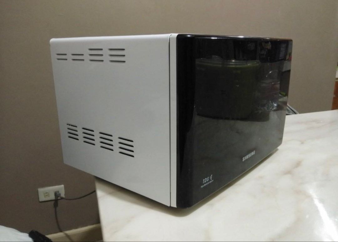 Microwave Oven (Category: Ovens & Toasters) located in Las Pinas. Submitted by stockholm05 (Listing ID 1468990266, Image 1). Description: 🔥 FOR SALE: Samsung Microwave Oven 🔥 ✨ Clean • Fully Functional • Ready to Use! ✨ Looking for a reliable microwave? This Samsung Microwave Oven is perfect for reheating meals, defrosting, and everyday cooking. ✅ 100% Working Condition ✅ Clean Inside & Out ✅ Glass Turntable Included ✅ Easy-to-Use Manual Contro