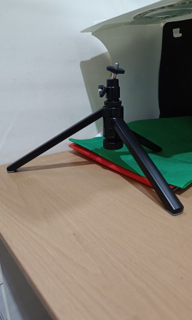 MINI DESKTOP TRIPOD FOR CAMERAS (Category: Camera Bags & Carriers) located in Midsayap. Submitted by macoy.picker (Listing ID 1468939605, Image 1). Description: Metal Material Mini and Compact Lightly Used 450 + SF.