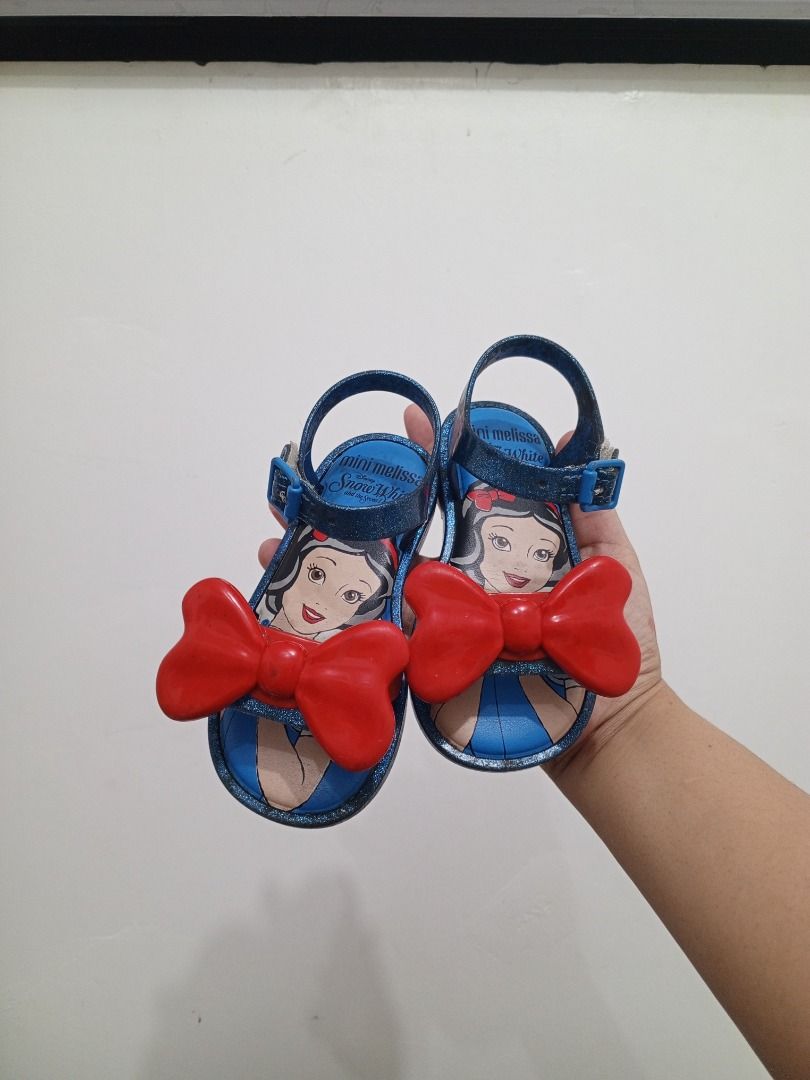 Mini Melissa Snow White Sandals (Category: Babies & Kids Fashion) located in Antipolo. Submitted by krystleandkirstenpreloves (Listing ID 1469061098, Image 1). Description: Outgrown sandals Size 9 / EU-25/26 Goods pa, need lang linisin. Kindly manage your expecations Thanks!.