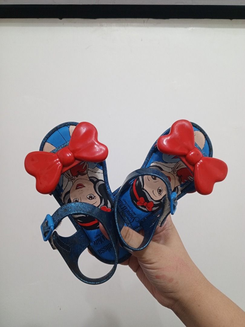 Mini Melissa Snow White Sandals (Category: Babies & Kids Fashion) located in Antipolo. Submitted by krystleandkirstenpreloves (Listing ID 1469061098, Image 2). Description: Outgrown sandals Size 9 / EU-25/26 Goods pa, need lang linisin. Kindly manage your expecations Thanks!.
