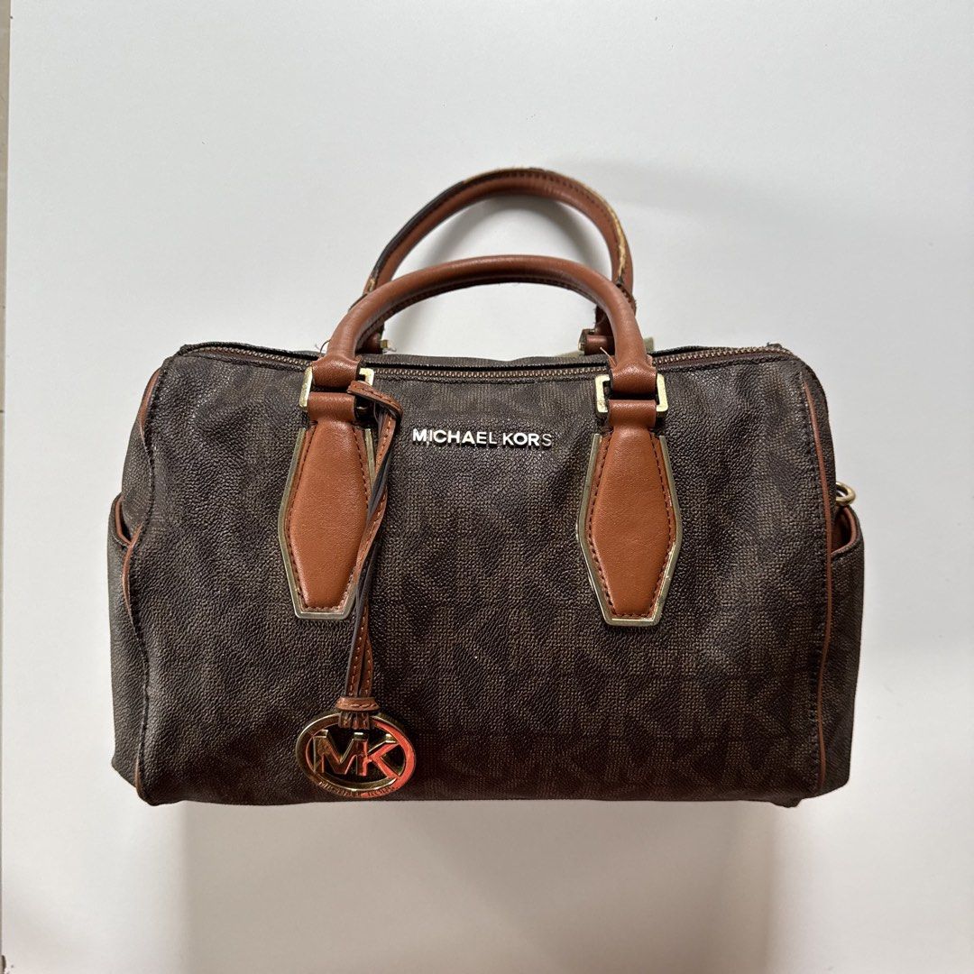 Mk signature handbag (Category: Luxury Bags & Wallets) located in Cavite. Submitted by kalebfindsluxs (Listing ID 1469142147, Image 1). Description: Mk signature handbag Good Sign of usage Check details - 2k + sf Loc cavite Jnt / lalamove .