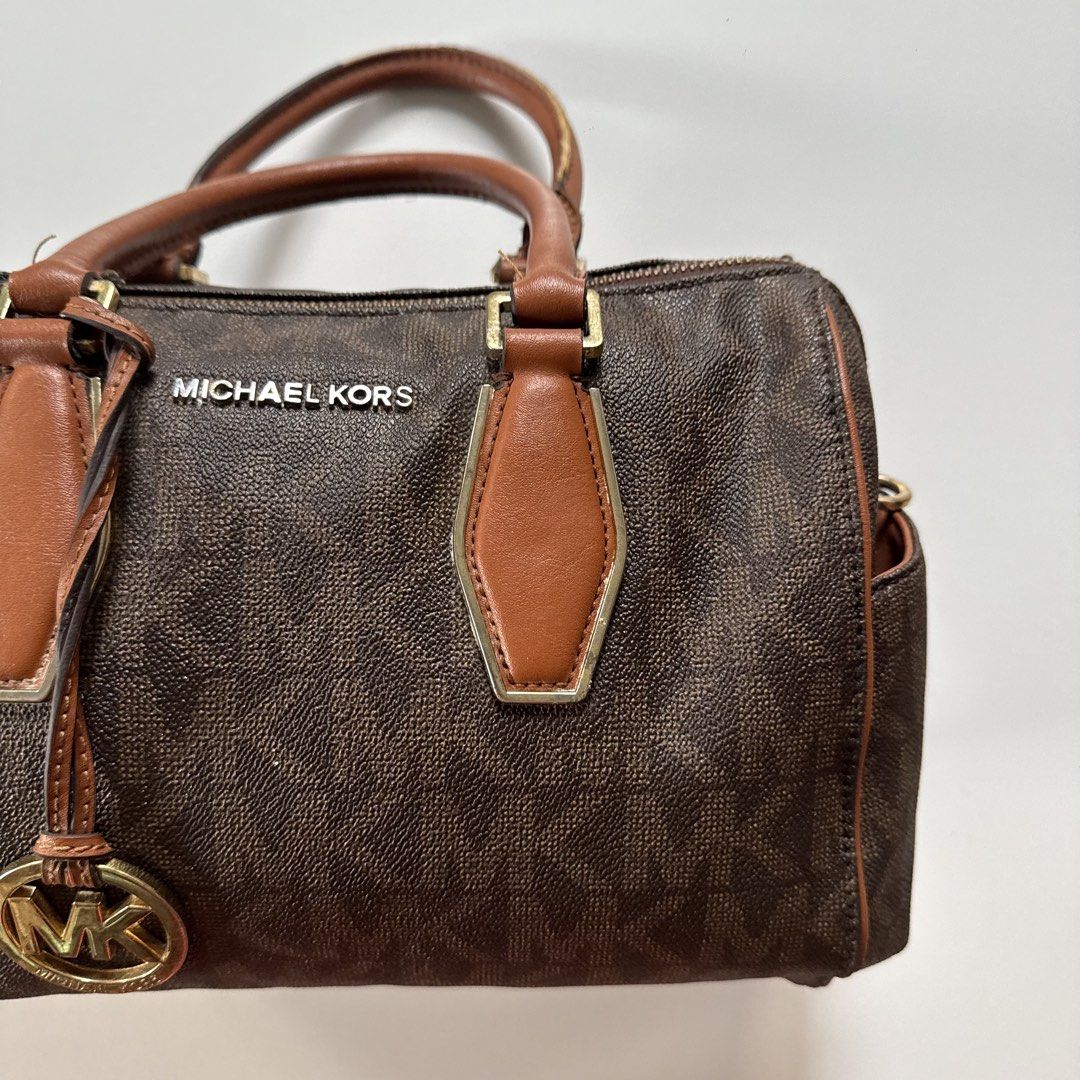 Mk signature handbag (Category: Luxury Bags & Wallets) located in Cavite. Submitted by kalebfindsluxs (Listing ID 1469142147, Image 3). Description: Mk signature handbag Good Sign of usage Check details - 2k + sf Loc cavite Jnt / lalamove .