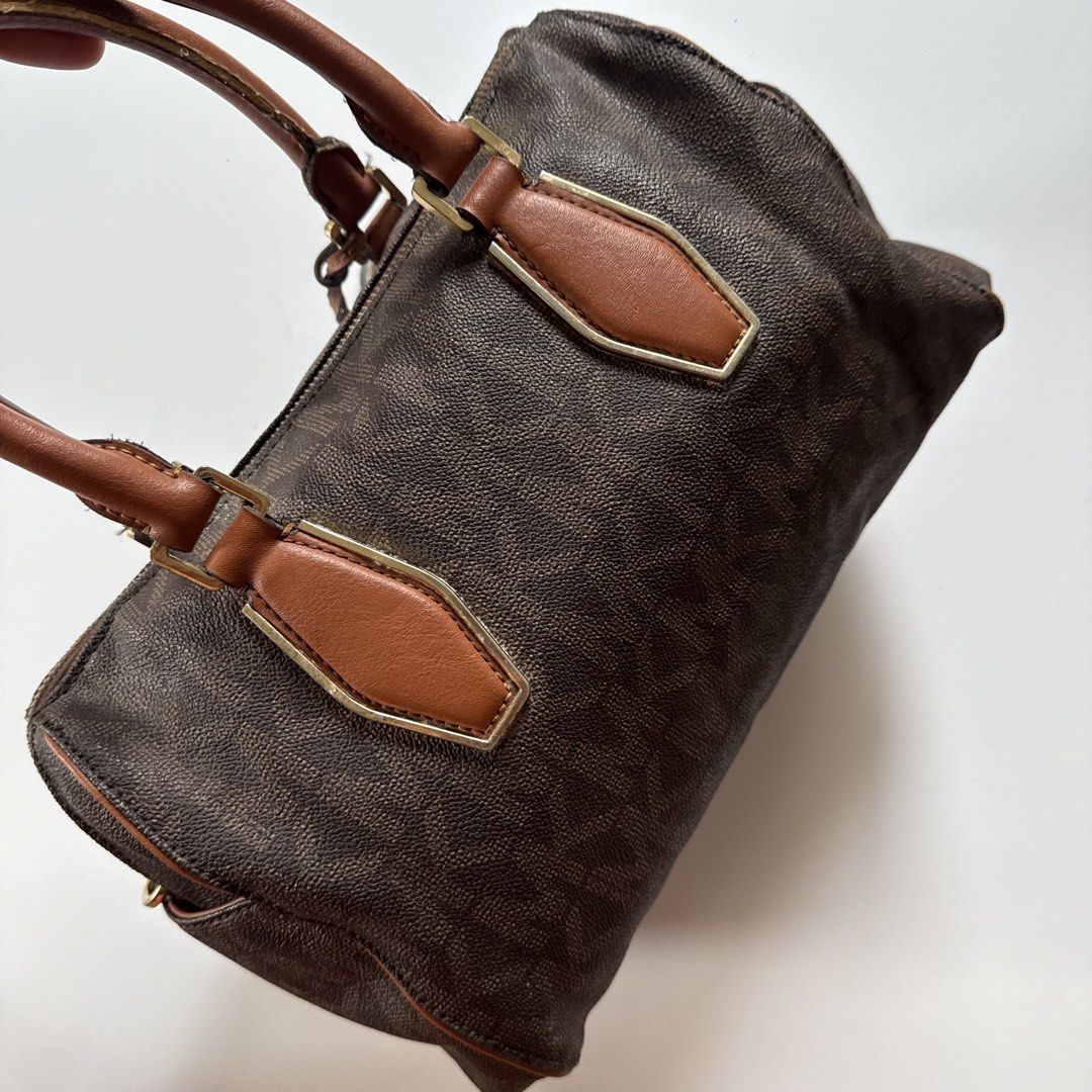 Mk signature handbag (Category: Luxury Bags & Wallets) located in Cavite. Submitted by kalebfindsluxs (Listing ID 1469142147, Image 2). Description: Mk signature handbag Good Sign of usage Check details - 2k + sf Loc cavite Jnt / lalamove .