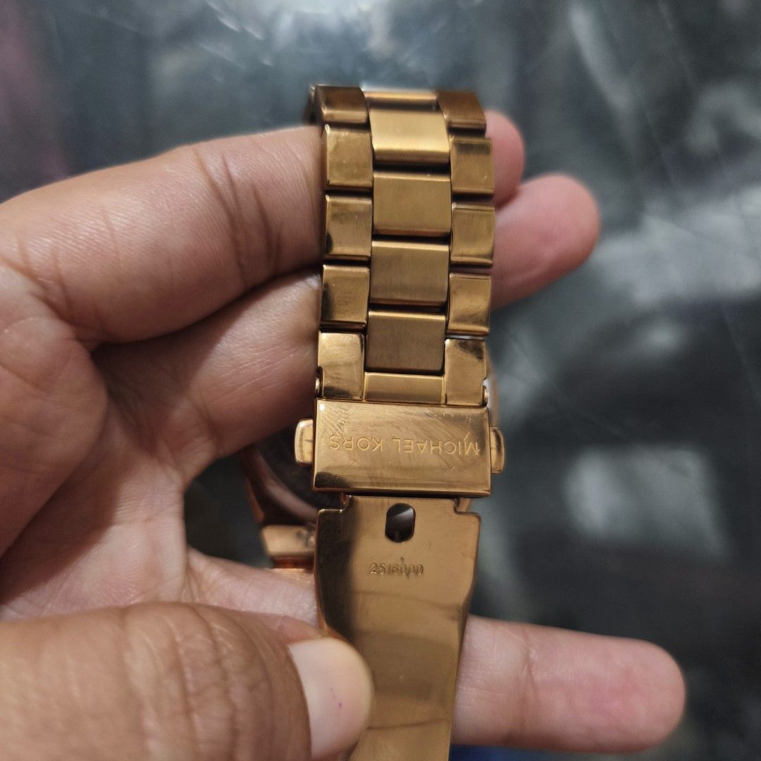 Mk watch (Category: Women's Watches) located in Las Pinas. Submitted by yel_olshoppe (Listing ID 1469098934, Image 3). Description: no issue my scratches sya pero nsa likod lng ng relo my box ksma pero iba ang box 1200 pesos.