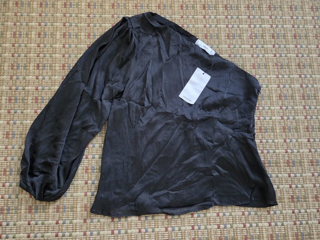 MNG top (Category: Others Tops) located in Baguio. Submitted by jz_finds (Listing ID 1468942378, Image 1). Description: Medium.