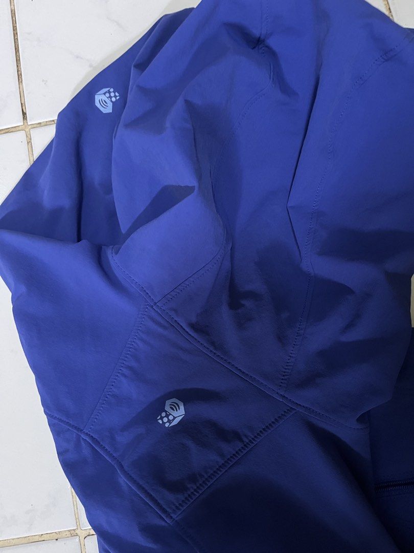 mountain hardwear zip up jacket (Category: Activewear) located in Muntinlupa City. Submitted by buymothriftko (Listing ID 1468936819, Image 2). Description: mountain hardwear zip up hooded jacket small for her almost new 799 only .