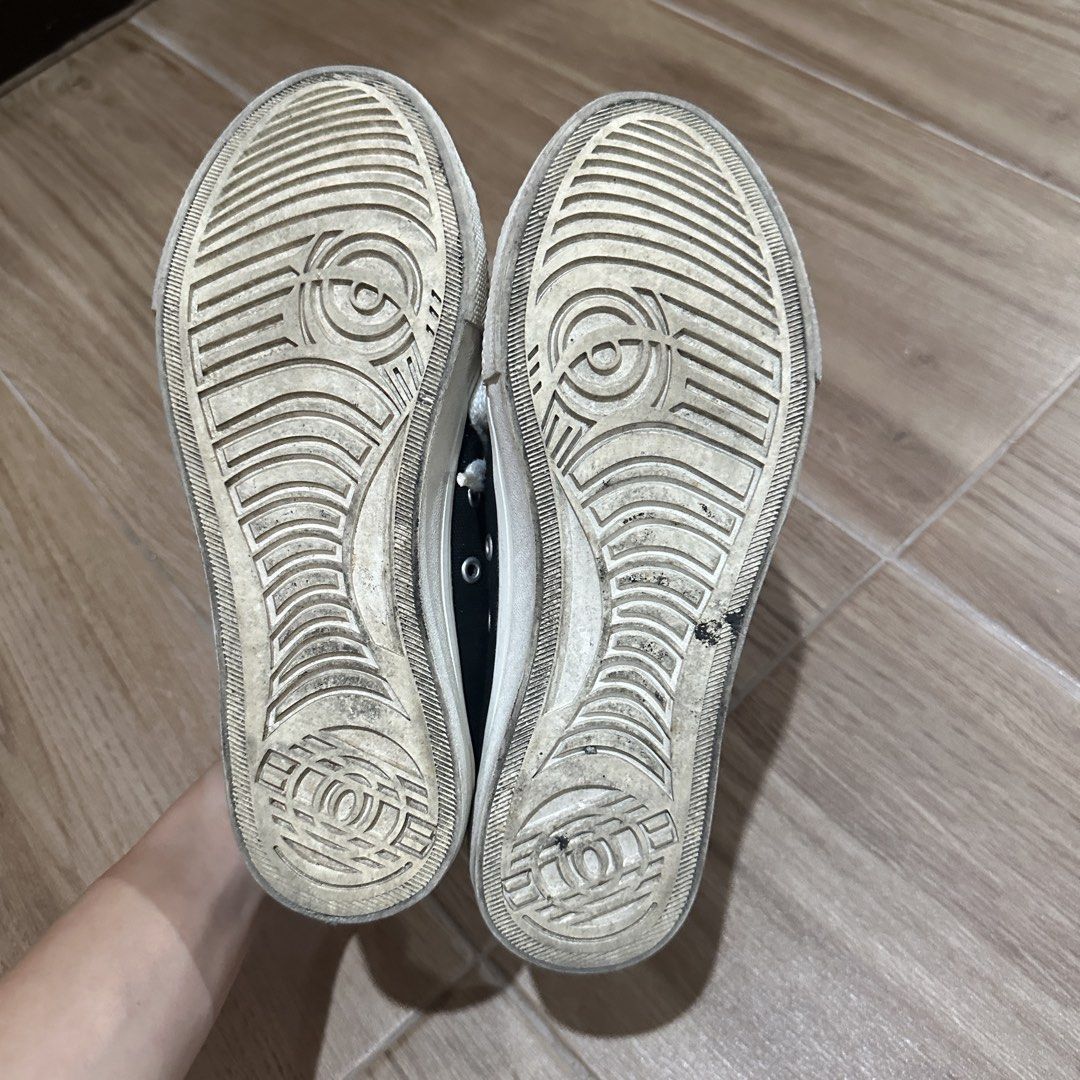 MUJI Black Canvas Sneakers Size 22.5 (Category: Sneakers) located in Pasig City. Submitted by nina.declutter (Listing ID 1468991806, Image 3). Description: - Brand: MUJI - Style: Classic low-top canvas sneakers with white laces and white rubber toe caps - Color: Black - Size: 22.5 = 5-6 US - Condition: Good overall, soles have some dirt from outdoor walking - Versatile and easy to pair with daily casual outfits.
