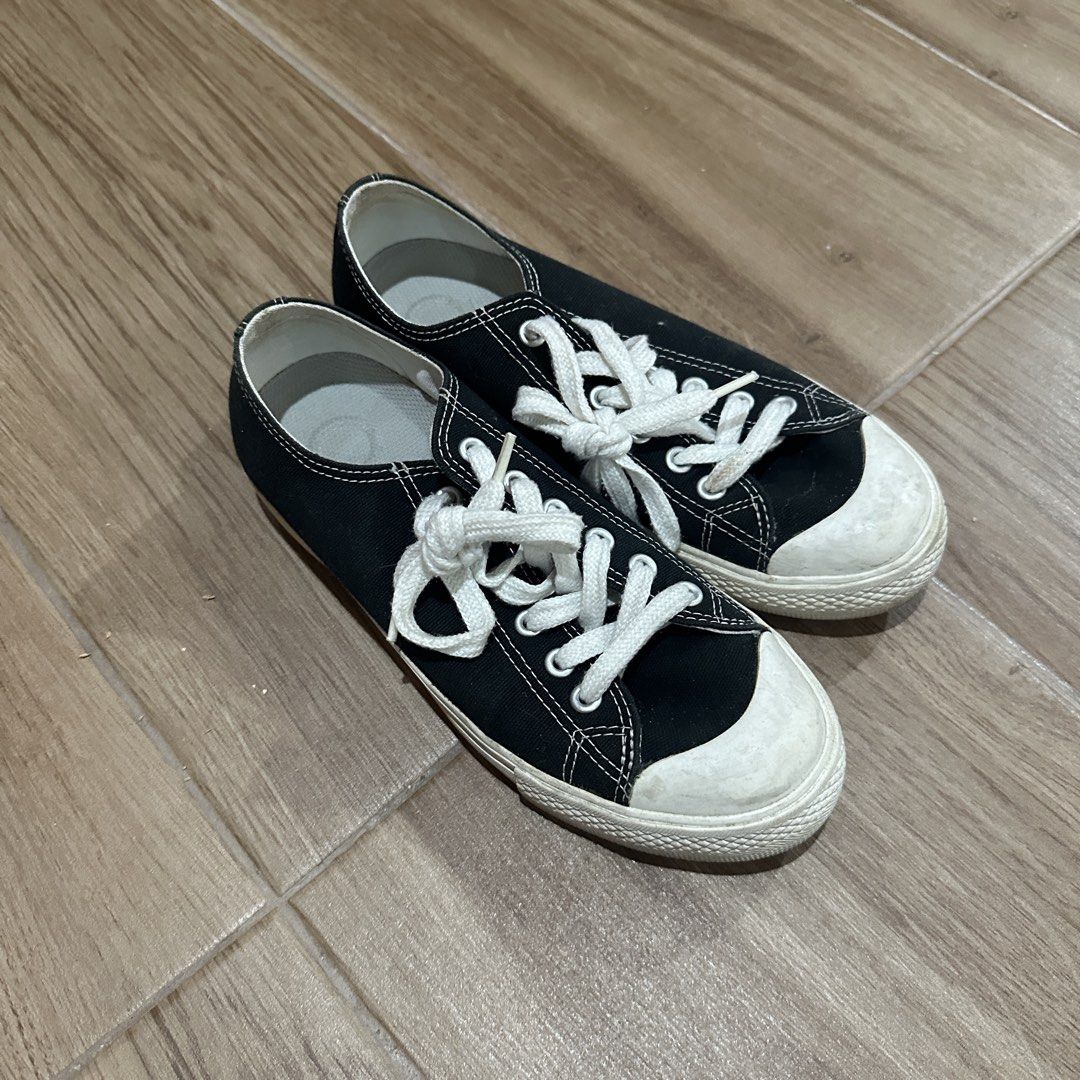 MUJI Black Canvas Sneakers Size 22.5 (Category: Sneakers) located in Pasig City. Submitted by nina.declutter (Listing ID 1468991806, Image 2). Description: - Brand: MUJI - Style: Classic low-top canvas sneakers with white laces and white rubber toe caps - Color: Black - Size: 22.5 = 5-6 US - Condition: Good overall, soles have some dirt from outdoor walking - Versatile and easy to pair with daily casual outfits.