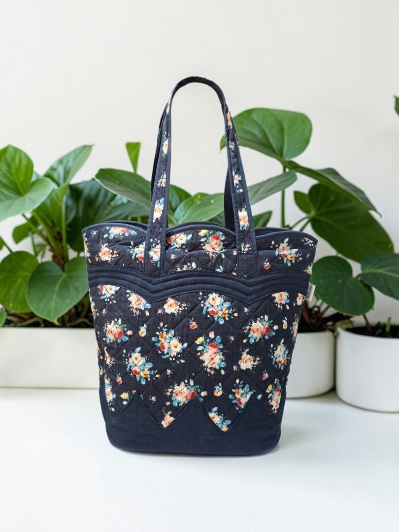 NARAYA FLORAL QUILTED ZIP TOTE (Category: Tote Bags) located in Las Pinas. Submitted by annachiaonair2037 (Listing ID 1469057238, Image 2). Description: NARAYA FLORAL QUILTED ZIP TOTE FROM JAPAN HANDLE DROP 9" H 11" L 14" W 6" Disclaimer: I am not affiliated with, associated with, or authorized by any of the brands featured posted. Any mention of brand names, trademarks, or logos is solely for identification and reference purposes only..