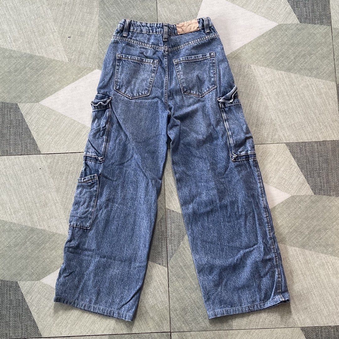 navy blue baggy barrel pants (Category: Jeans) located in Pasig City. Submitted by sirendiva_ (Listing ID 1468963295, Image 2). Description: - 7 functional pockets - with garter inside the waist for adjusting - dimes in the last pic.