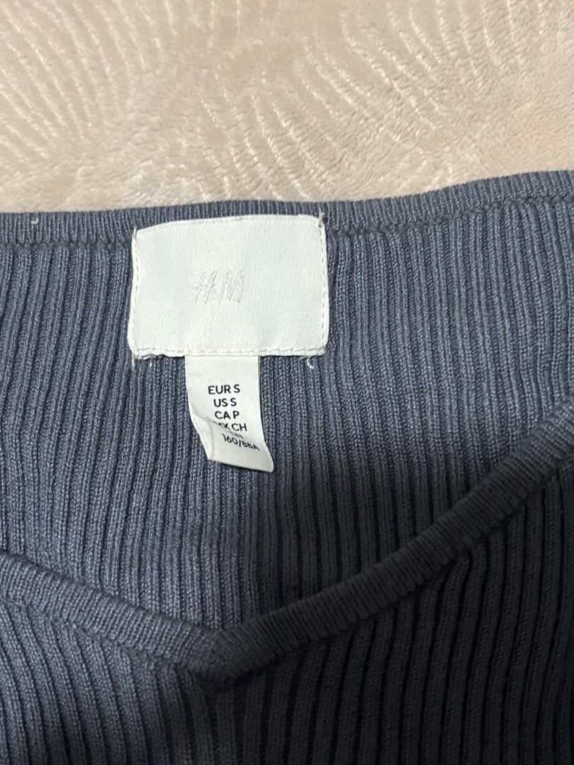 Navy blue knitted longsleeves (Category: Longsleeves) located in Quezon City. Submitted by stellawinxclub (Listing ID 1469016201, Image 2). Description: .