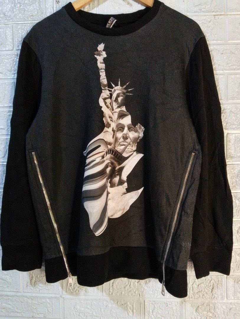 Neil Barrett Liberty Series Sweatshirt (Category: Coats, Jackets and Outerwear) located in Davao. Submitted by noelamihan05424 (Listing ID 1468931019, Image 1). Description: - Brand: Neil Barrett (Liberty Series) - Color: Dark grey body with solid black sleeves and trim - Design: Large graphic print of the Statue of Liberty and Abraham Lincoln on front and back - Features: Functional side zippers at the lower hem, round neckline - Fit: Straight s
