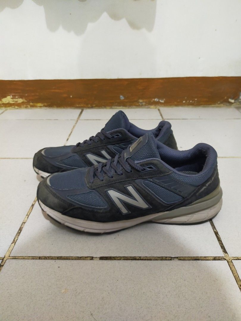 New Balance 990v5 (Category: Sneakers) located in Manila. Submitted by patinacollectives2.0 (Listing ID 1469111958, Image 2). Description: New Balance 990v5 (Navy) M990NV5 Size 10US 44EUR Made in USA Very good condition No major issues Minor signs of usage only Core navy colorway Perfect daily shoe both casual and formal 2800+SF Marikina location Shipping via Lalamove or J&T.