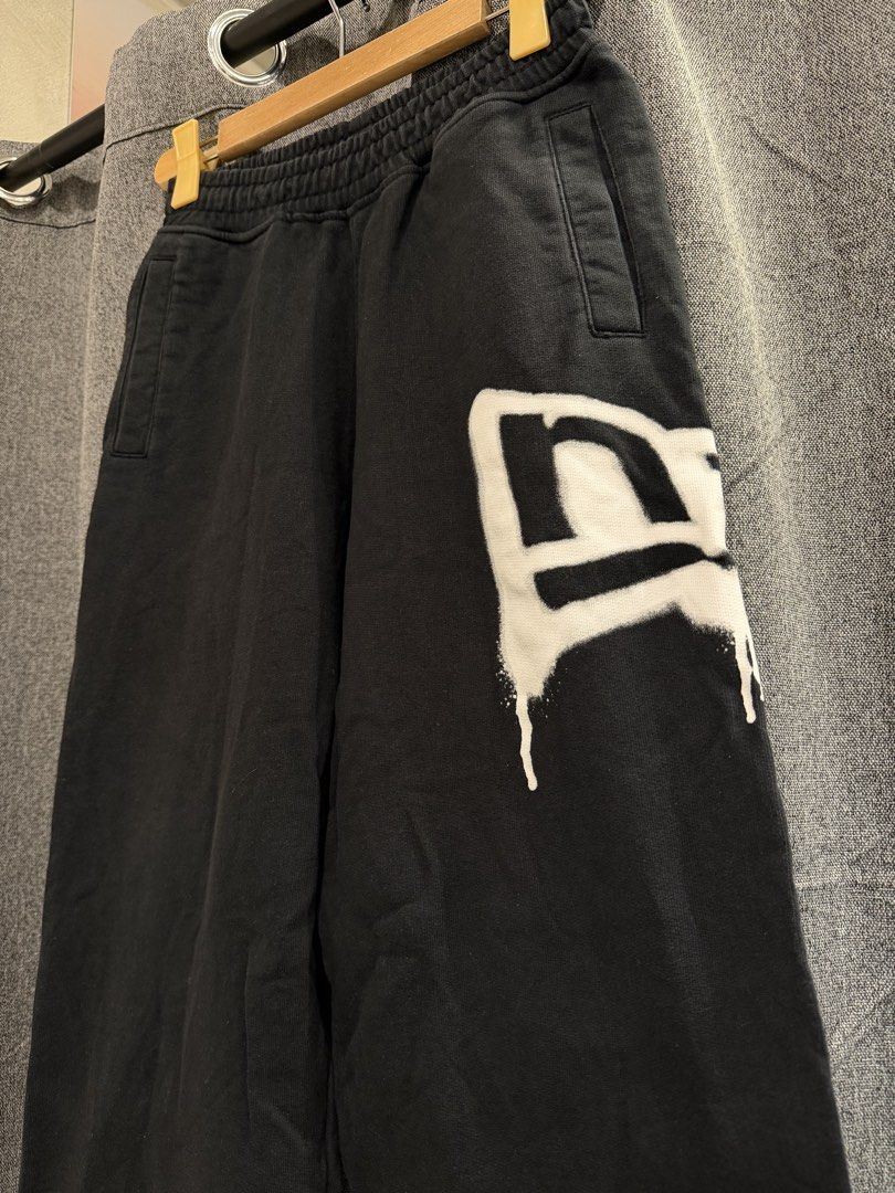 New era pants (Category: Chinos) located in Quezon City. Submitted by macleen17 (Listing ID 1469016316, Image 2). Description: New Era Size M Black Color Excellent Condition Big Logo side with Embroidery logo .