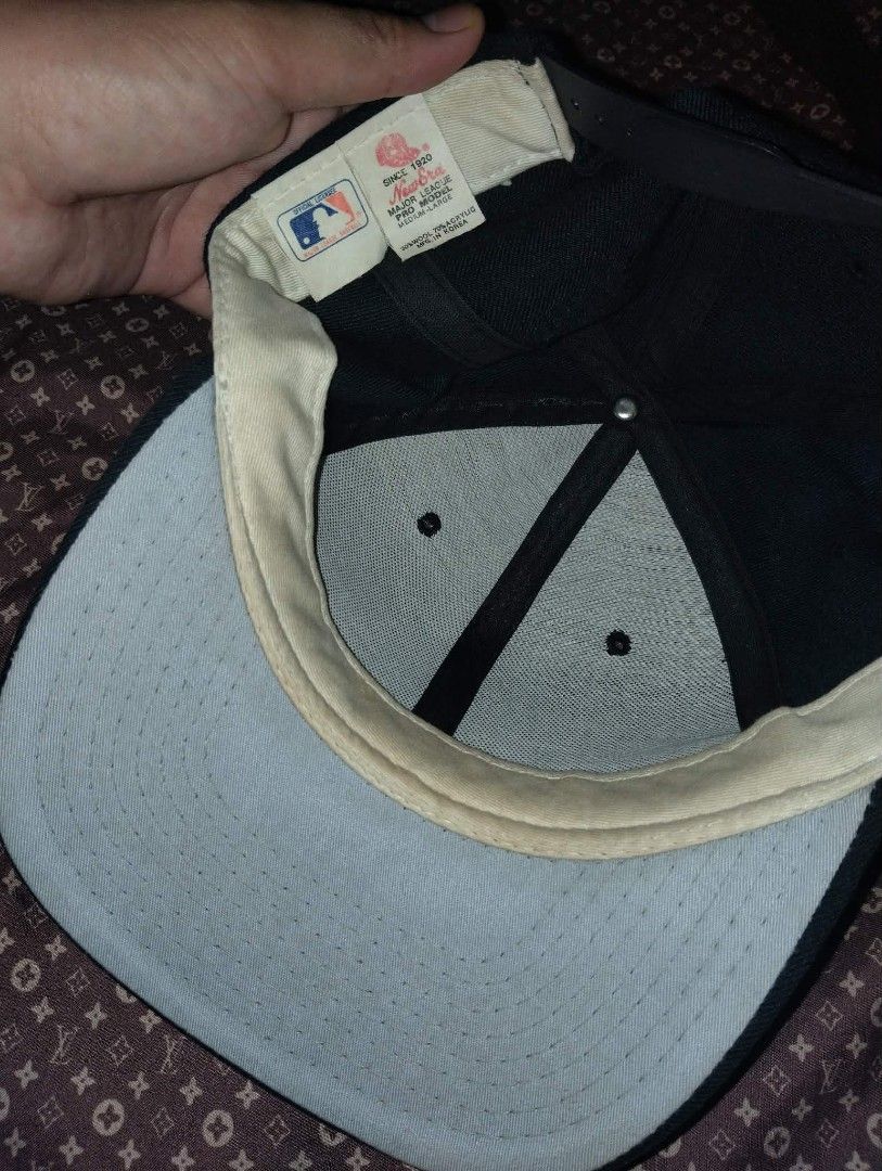New Era SOX Papertag (Category: Caps & Hats) located in Manila. Submitted by Buster_ace (Listing ID 1469063658, Image 3). Description: New Era Vintage SOX Papertag Black/Navy Tone Snapback.