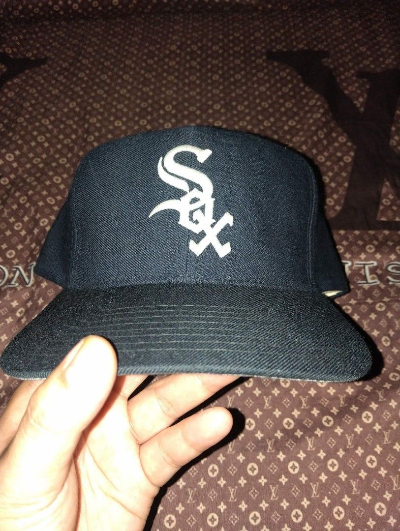 New Era SOX Papertag (Category: Caps & Hats) located in Manila. Submitted by Buster_ace (Listing ID 1469063658, Image 1). Description: New Era Vintage SOX Papertag Black/Navy Tone Snapback.