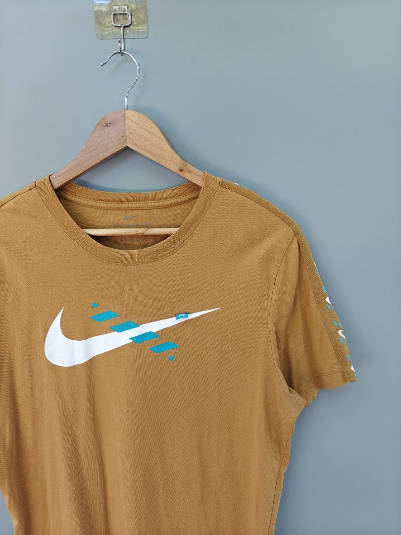 Nike (Category: Tshirts & Polo Shirts ) located in Alaminos. Submitted by epargne (Listing ID 1468960401, Image 3). Description: ◾Size : Medium ◾Dimes : Length"28 , Width"20.5 ◾EXCELLENT CONDITION! ◾WASHED W/ FABCON AND READY TO WEAR 🛒Price : + Shipping fee.