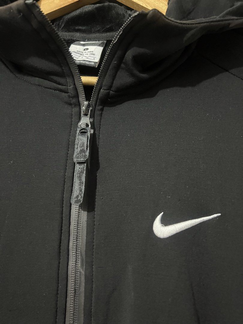 Nike (Category: Hoodies) located in Jaen. Submitted by 17thstreetclo.bymkdl (Listing ID 1469058206, Image 3). Description: Nike zip up hoodie 9/10 color rate Issue minimal scratches,lints and sunfade 21x26 dimensions .