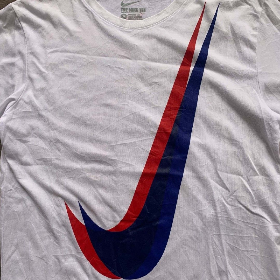NIKE (Category: Activewear) located in Manila. Submitted by silentocean_2ad617 (Listing ID 1469058218, Image 3). Description: NIKE Size:Medium 20 x 27 Excellent condition color rate:9.5/10 MINE:350.