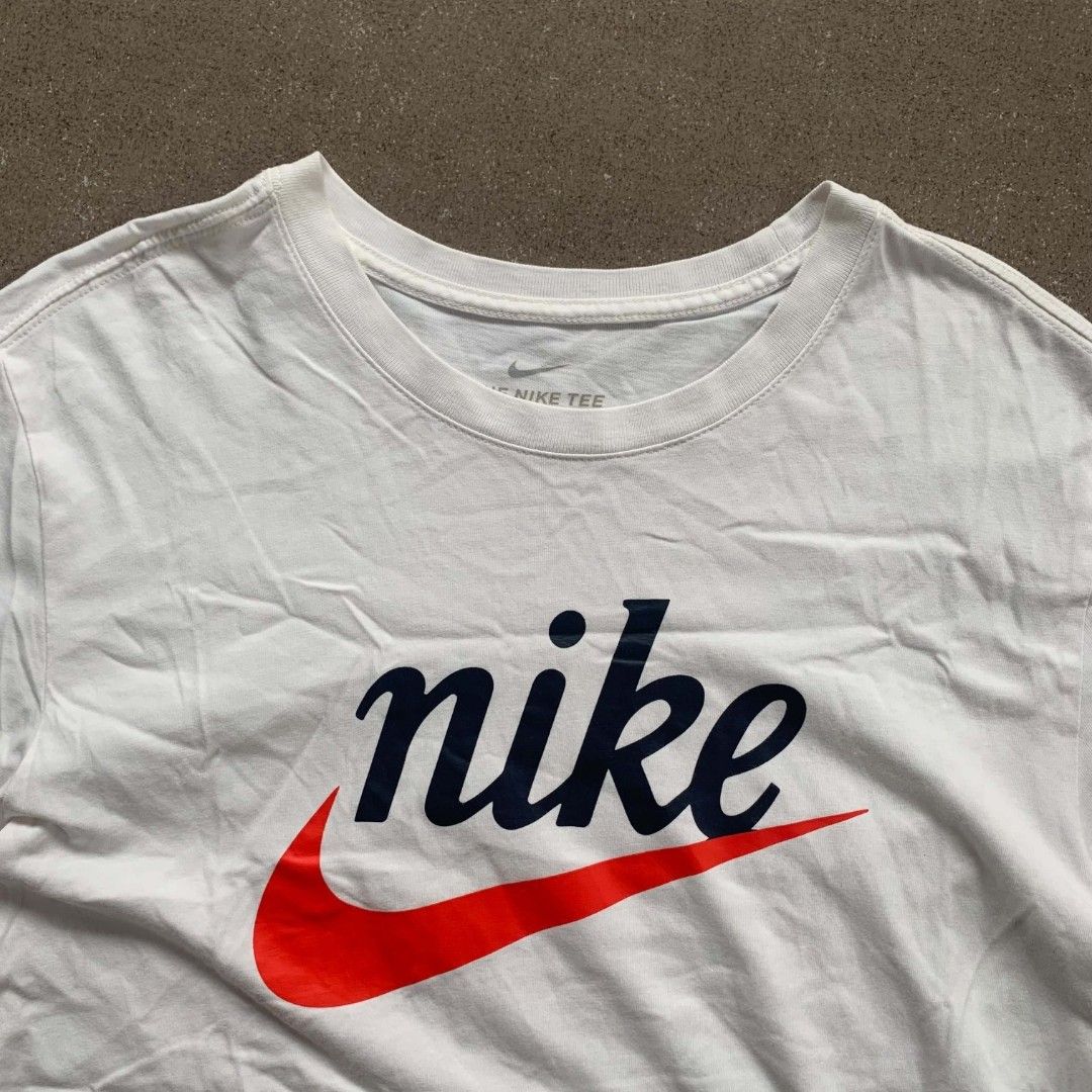 NIKE (Category: Activewear) located in Manila. Submitted by silentocean_2ad617 (Listing ID 1469058921, Image 3). Description: NIKE Size:Medium 20 x 28 Excellent condition color rate:9.5/10 no issue MINE:350.